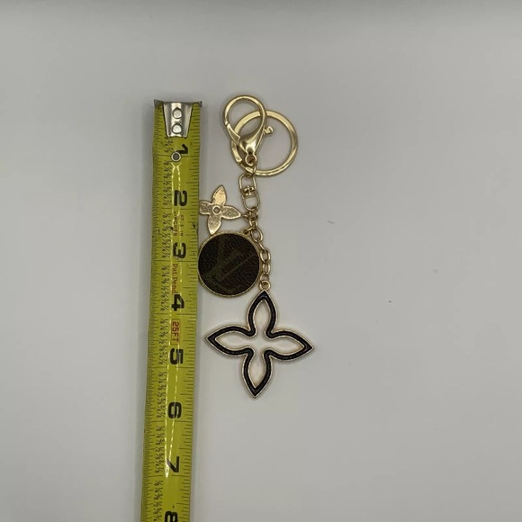LV Louis Vuitton Bag Charm Key Holder Flower Shape & Round Monogram LV Logo - Picture 7 of 12